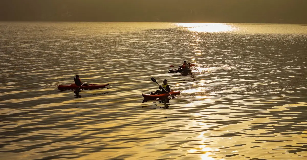 Kayak vs Canoë : lequel choisir pour vos aventures nautiques